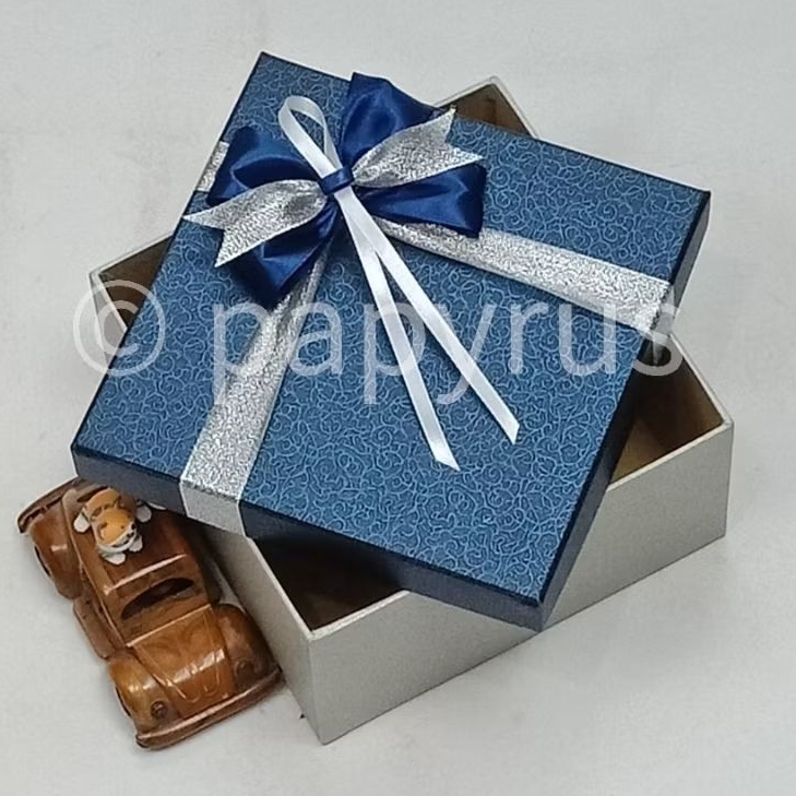 

PAPYRUS Kombinasi 20x20 Tinggi 8cm Kotak Kado Gift Box Hardbox Hampers V2