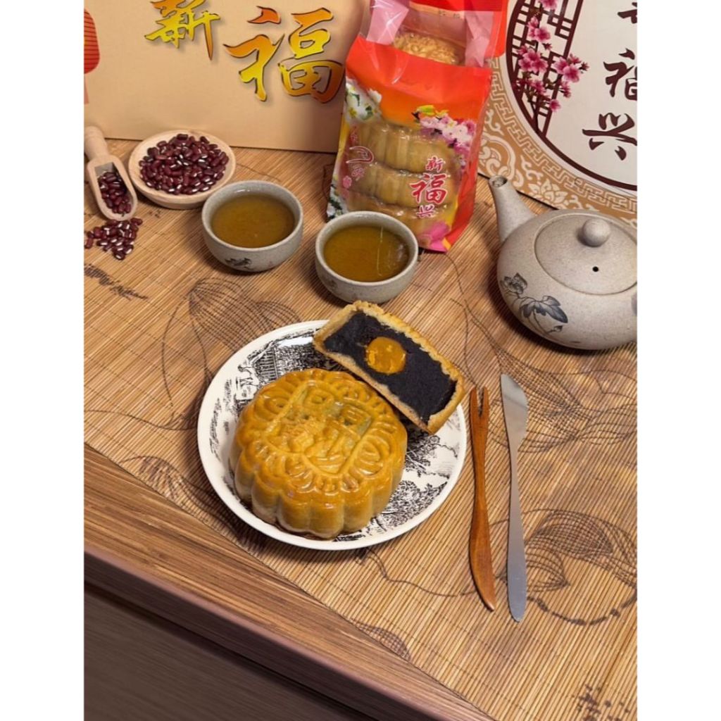 

MOON CAKE KUE BULAN REZEKI BARU KACANG HITAM TELUR