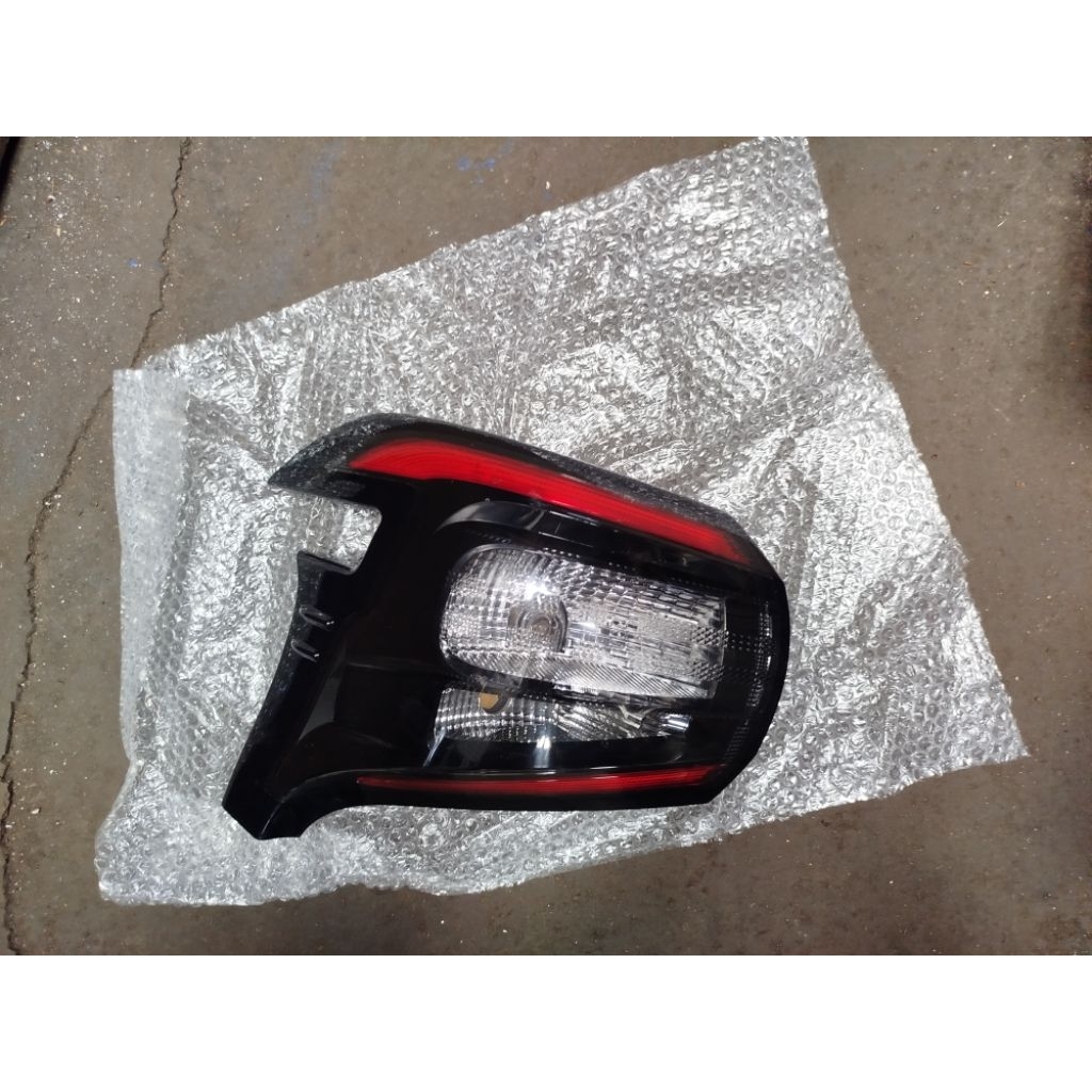LAMPU BELAKANG TOYOTA SIENTA TYPE Q ORIGINAL, STOPLAMP SIENTA TYPE Q THN 2016-2020 OROGINAL, LAMPU R