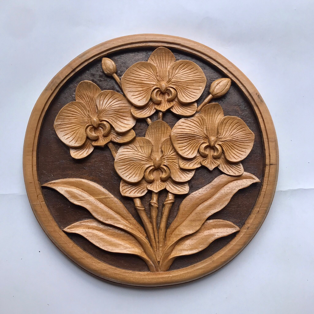 Hiasan dinding ruang tamu aestetik ukiran kayu jati model bunga anggrek.