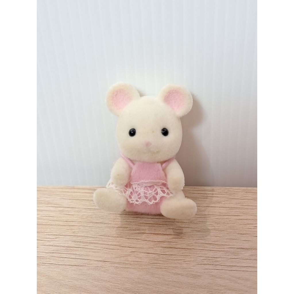 Sylvanian Families - Baby White Mouse Baju Pink Duduk
