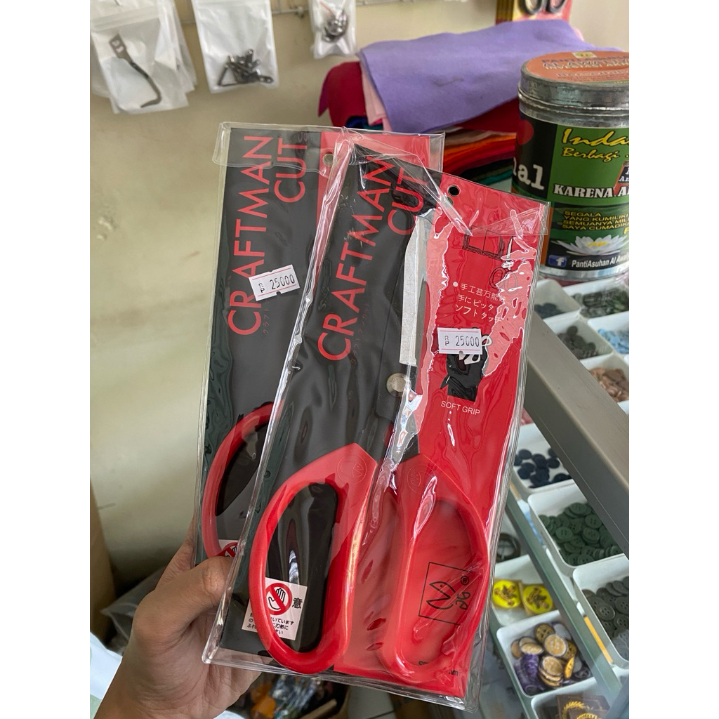 

GUNTING POTONG KAIN / BAHAN CRAFTMAN BESAR CUT 8" (195MM)