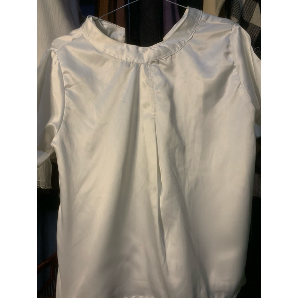 blouse satin putih lengan pendek baca desk