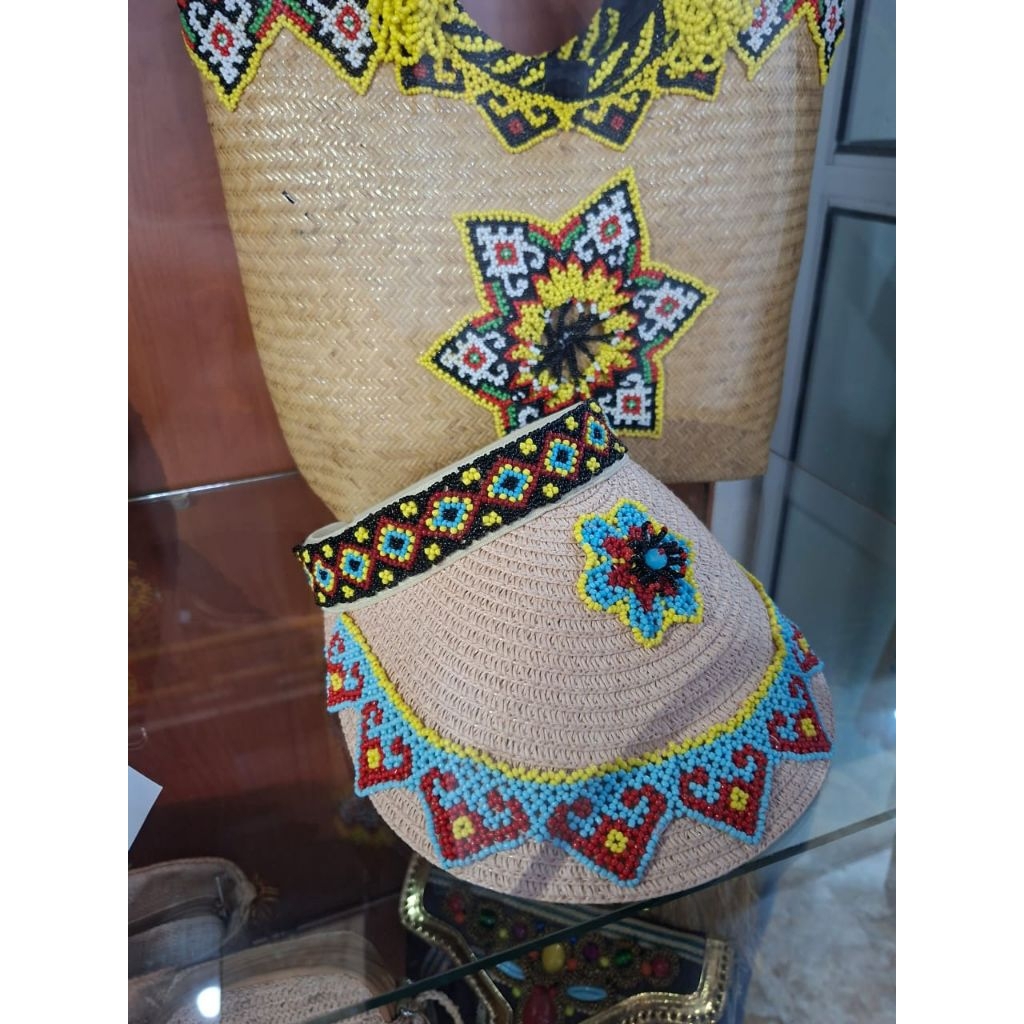 Perintilan/Aksesoris Khas Oleh Oleh Kalimantan Timur — Topi Baseball Manik, Ganci Bunga Manik, Topi 