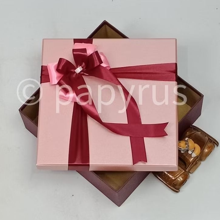 

PAPYRUS Kombinasi 25x25 Tinggi 5cm Kotak Kado Gift Box Hardbox Hampers V1