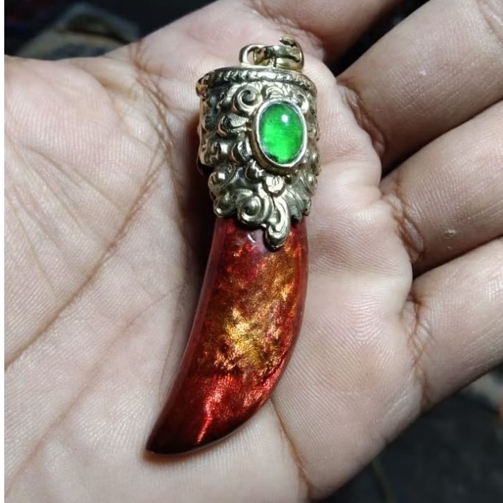 Liontin akar bahar tali arus