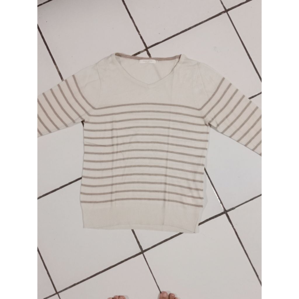 sweater garis putih hitam