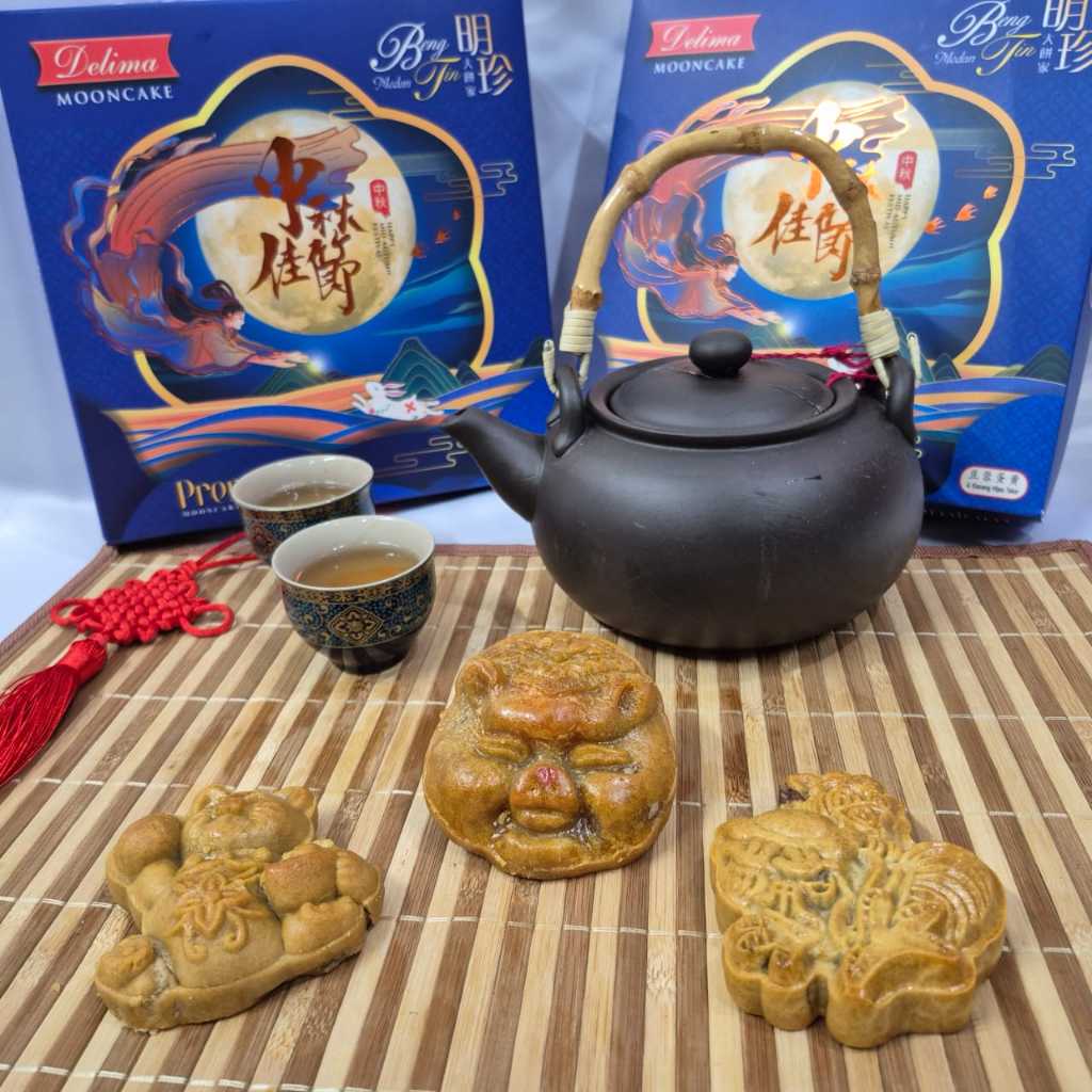 

Kue Bulan Rendah Gula / Flatty Mooncake Rendah Gula (1 kotak isi 8 pcs) DELIMA BENG TIN / Tahun 2025