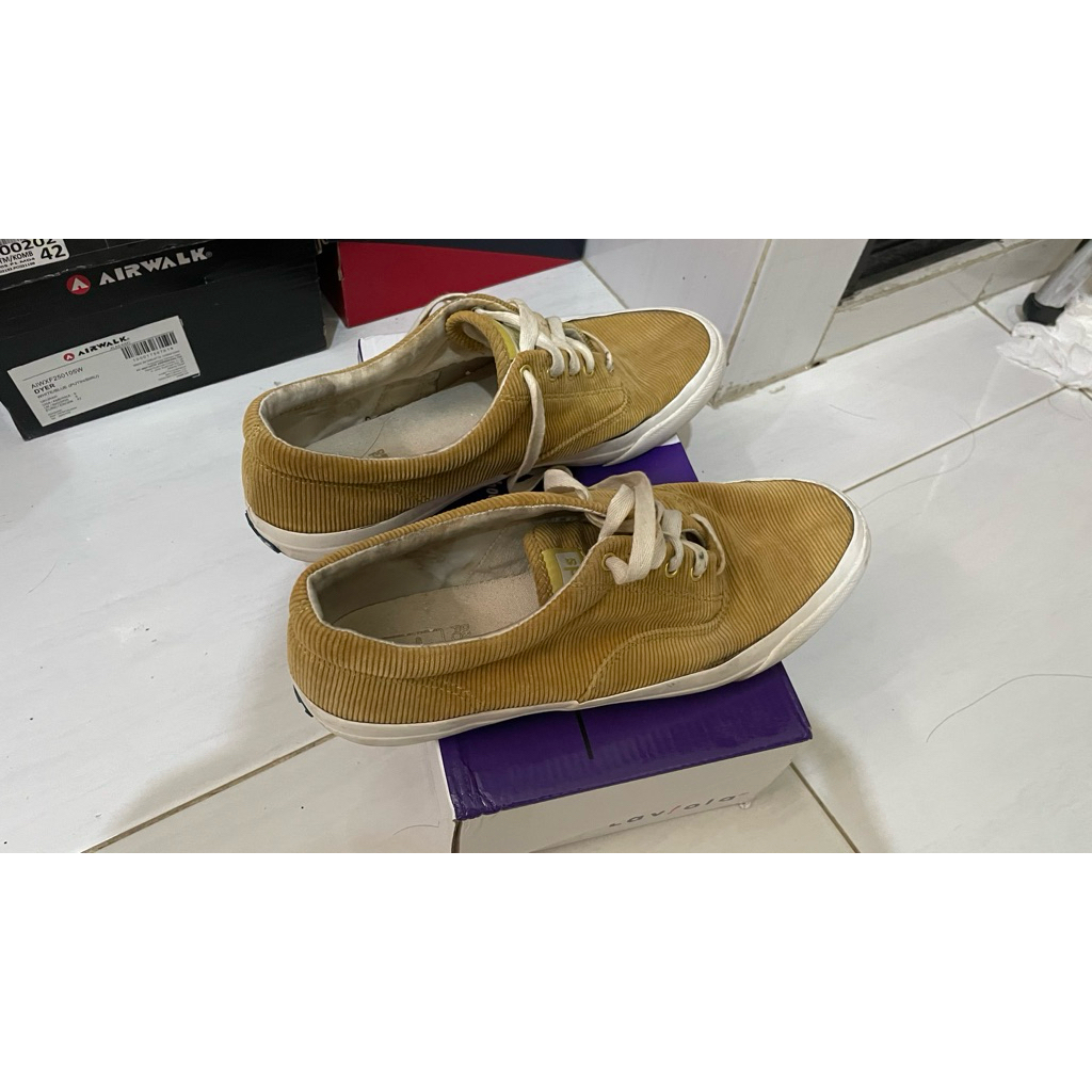 Sepatu Keds Kuning Corduroy