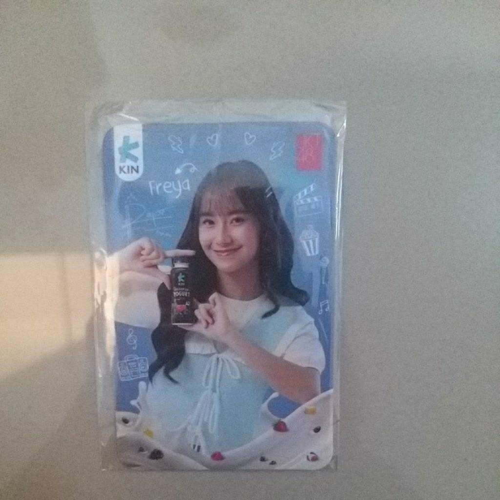 Pc official freya pegang botol .  KIN X JKT48.holgram biasa
