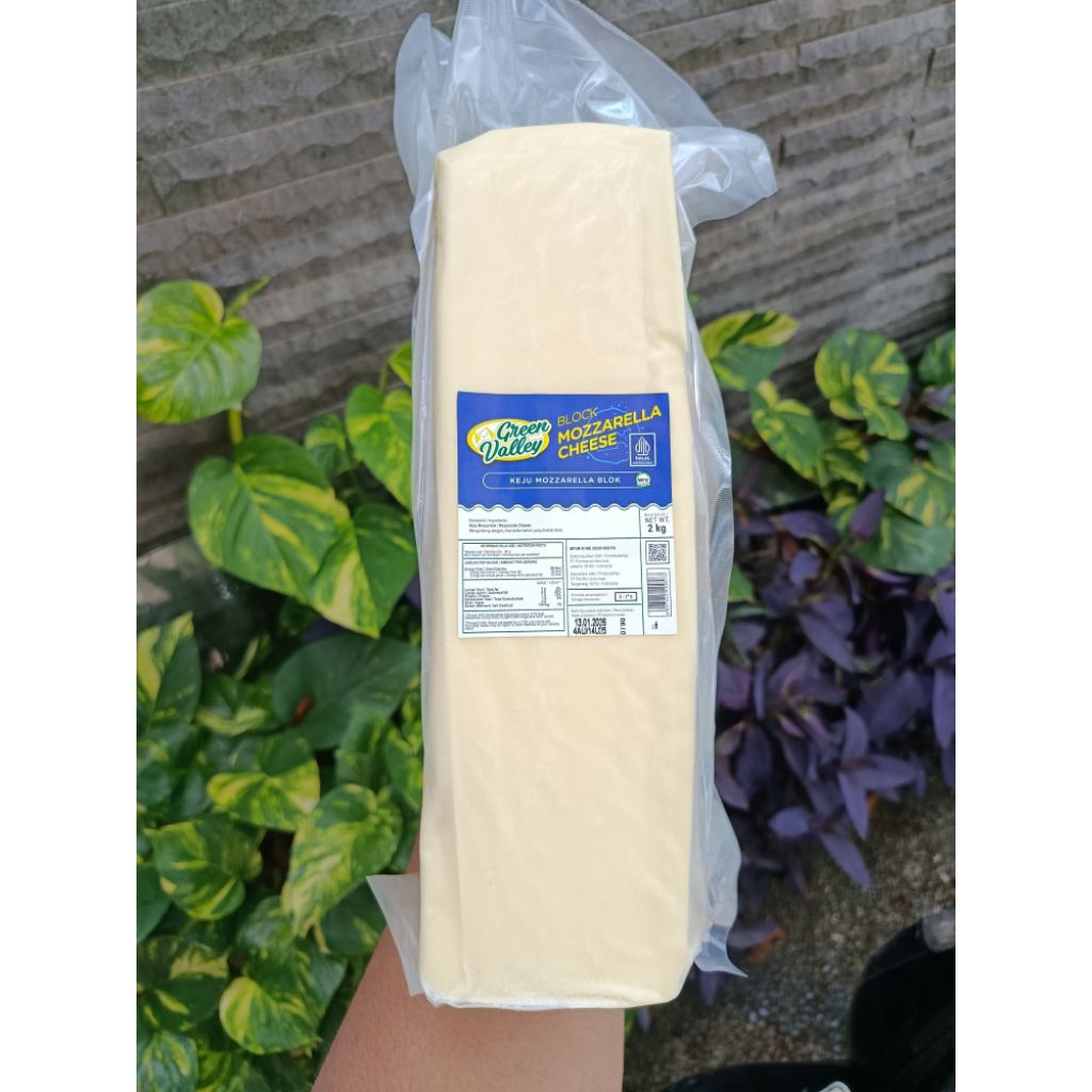 

Green Valley Mozarella Cheese 2kg Blok I Keju Pizza moza lentur leleh pastry cheese
