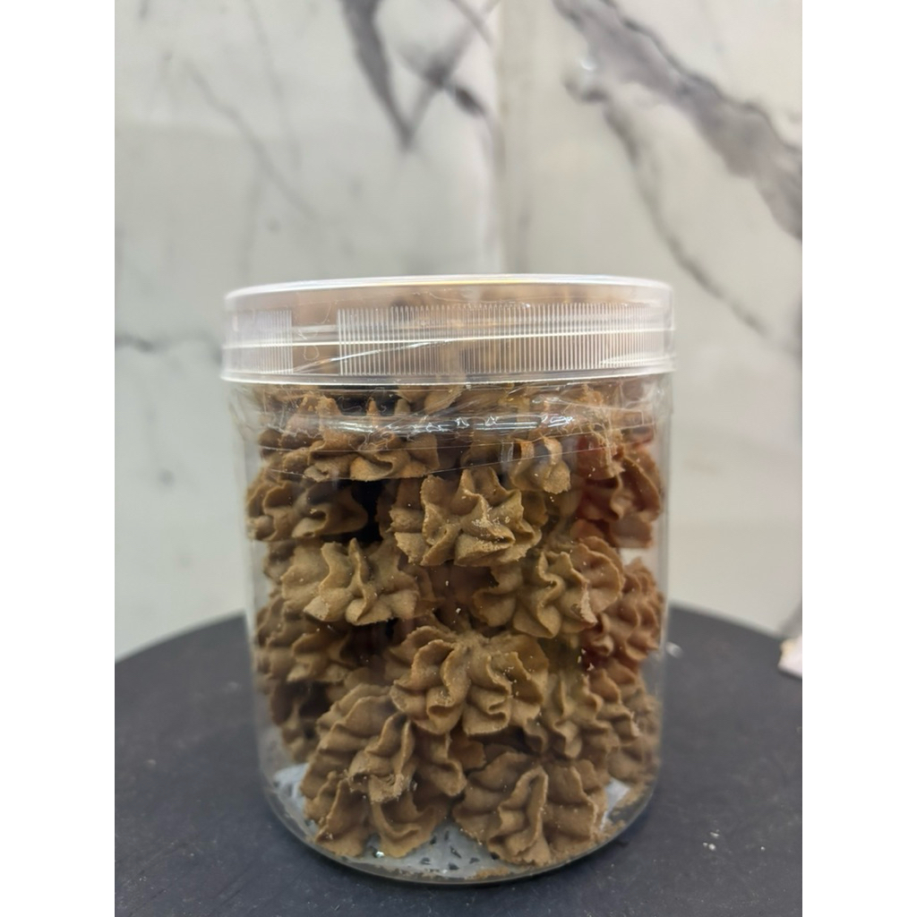 

Snackkings Kue Semprit Bunga Cokelat Full Home Made manis Nyoklat Wangi Kemasan Toples 600ml