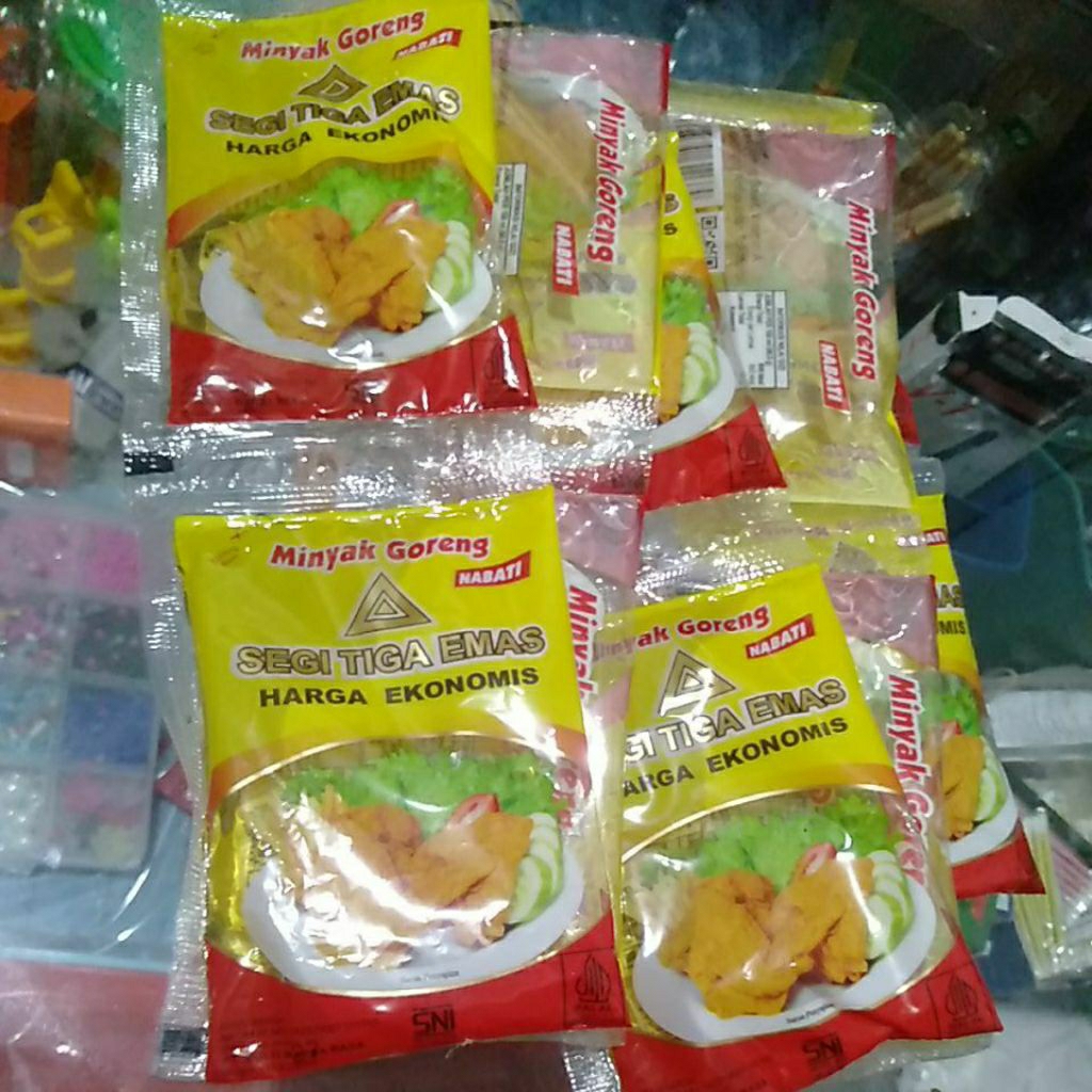 

Minyak Goreng Segitiga Emas 1 renteng isi 10