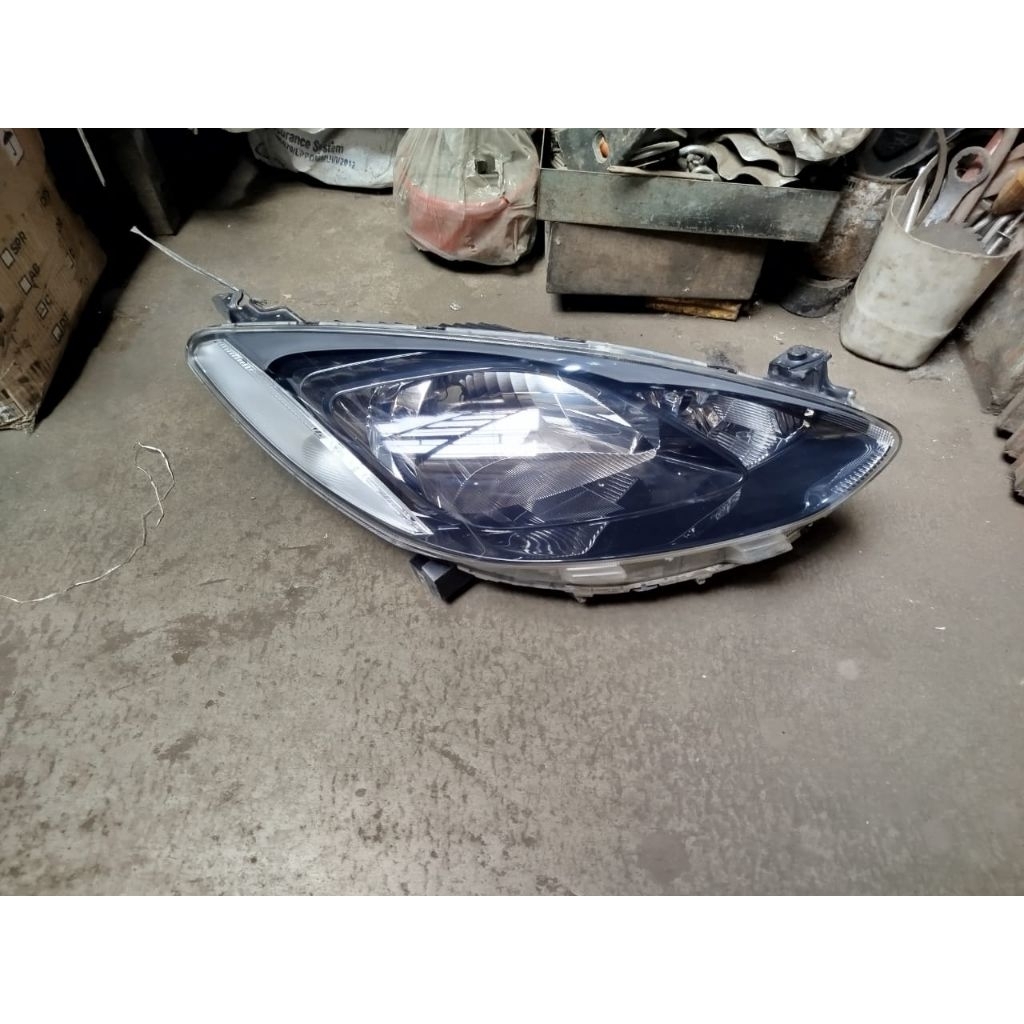 HEADLAMP MAZDA 2 THN 2009-2011 ORIGINAL,LAMPU DEPAN MAZDA 2 THN 2009-2011 ORIGINAL