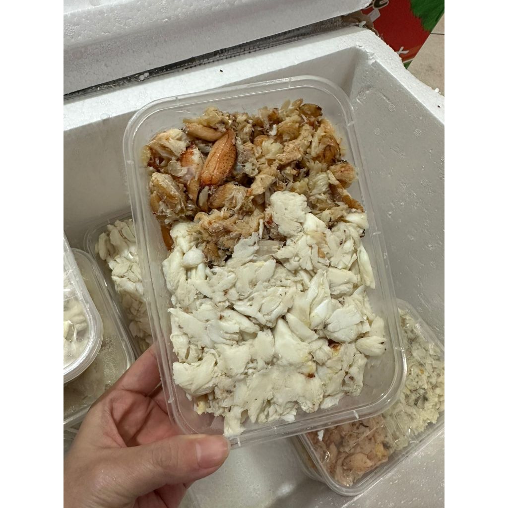 

Daging kepiting adalah daging yang diambil dari dalam cangkang kepiting. Daging kepiting digunakan dalam berbagai hidangan dan masakan di seluruh dunia, dan dihargai karena cita rasanya yang halus, gurih dan agak manis. Hidangan berbahan daging kepiting m