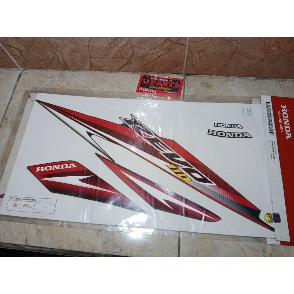 871X0 KWW A40ZAL STRIPING BODY REVO ABSOLUTE 110 HITAM MERAH KIRI ORIGINAL AHM