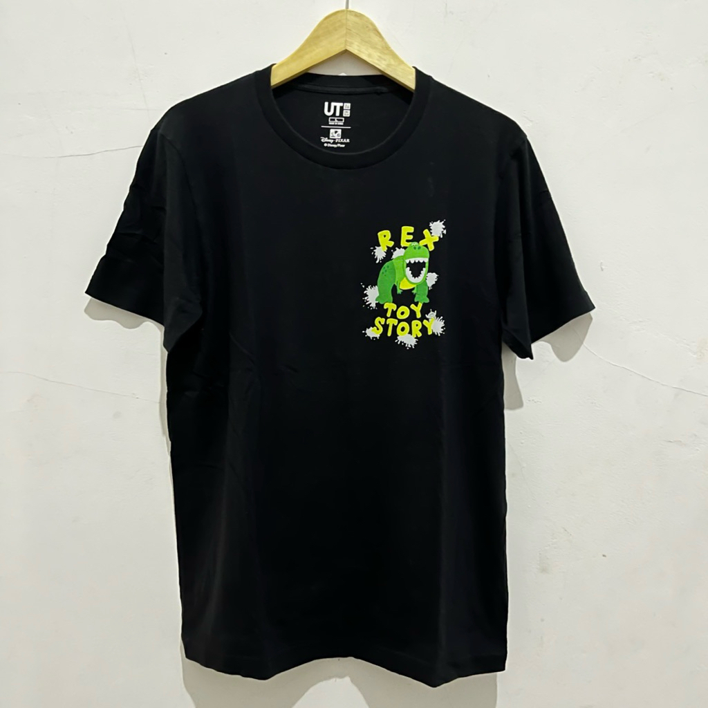 KAOS UNIQLO x TOY STORY BLACK SECOND