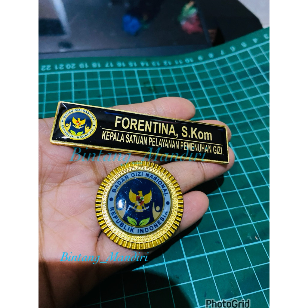 

Paket Name Tag Papan Nama Kuningan Plus Pin Bulat Gerigi 3,5cm Logo BGN Badan Gizi Nasional PREMIUM Peniti/Magnet