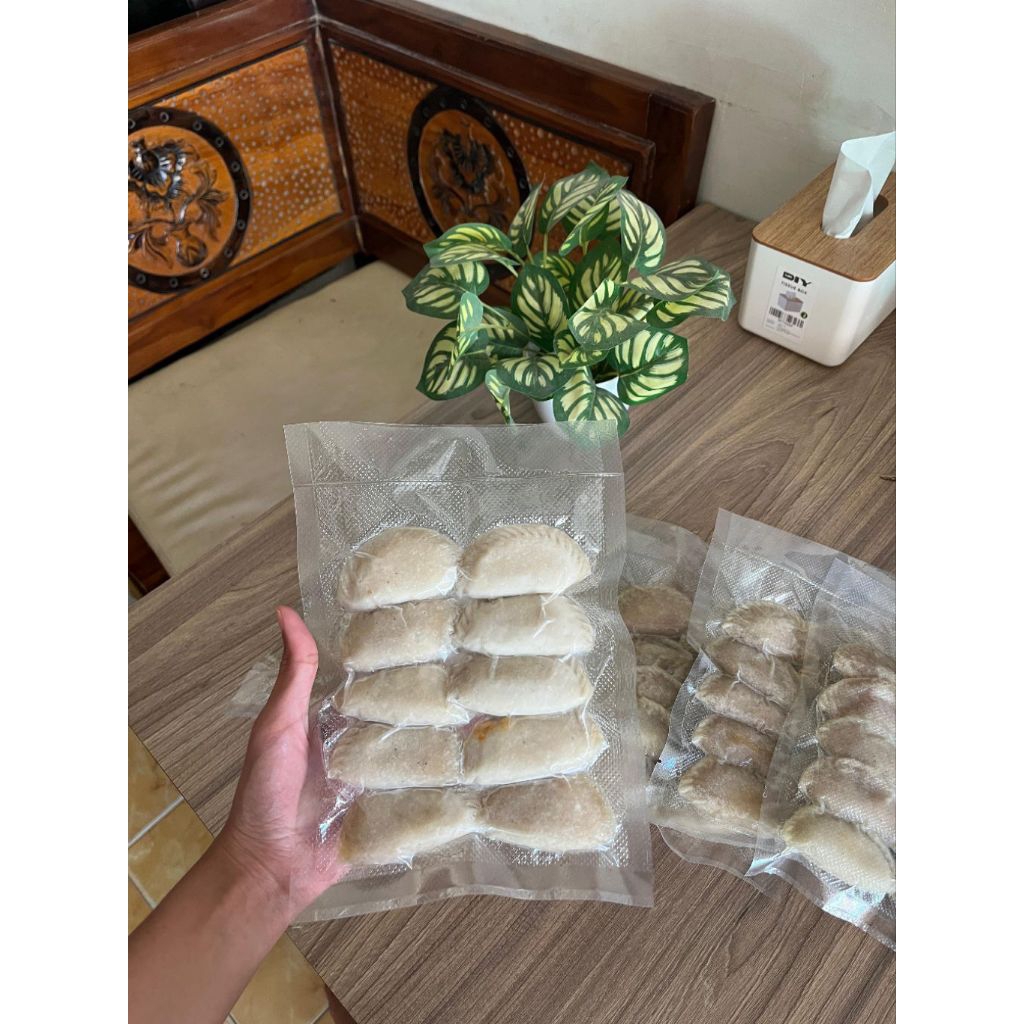 

CIRENG ISI AYAM SUWIR PEDAS BY Rati. C010 PCS FREE SAMBAL PEDAS