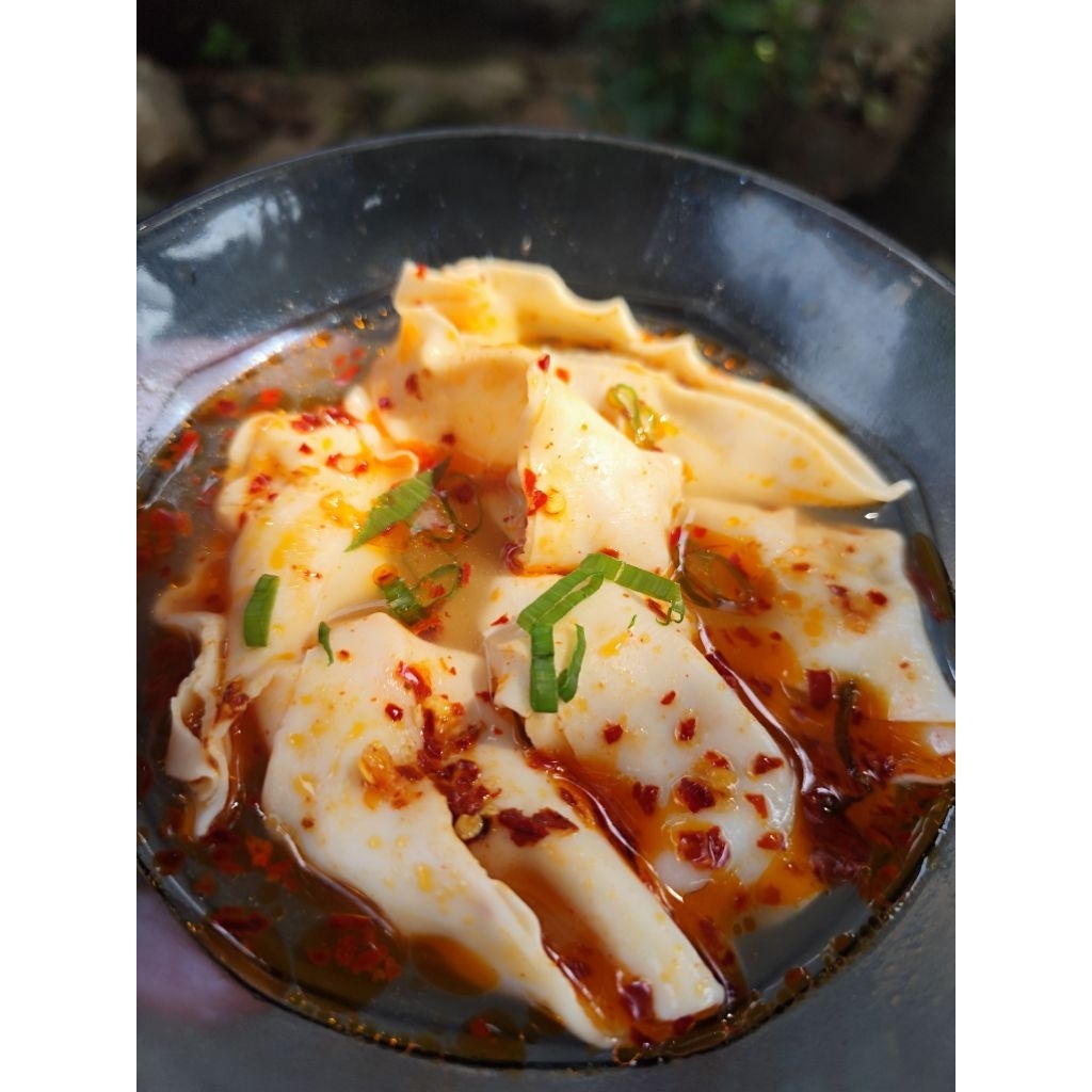 

Wonton kuah Chili oil Cemilane mawul dengan bumbu untuk kuahnya