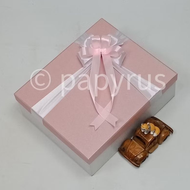 

PAPYRUS Kombinasi 25x30 Tinggi 10cm Kotak Kado Gift Box Hardbox Hampers Hadiah V3
