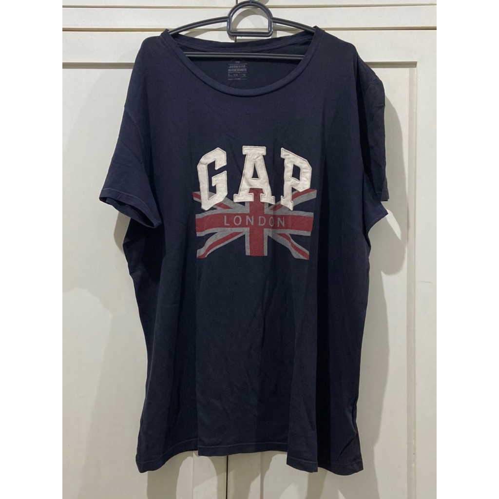 PRELOVED  — gap london tshirt kaos pria men