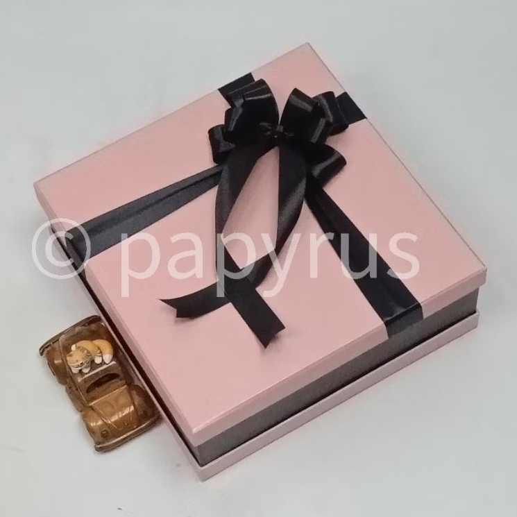 

PAPYRUS Sandwich 30x30 Tinggi 10cm Kotak Kado Gift Box Hardbox Hampers V2