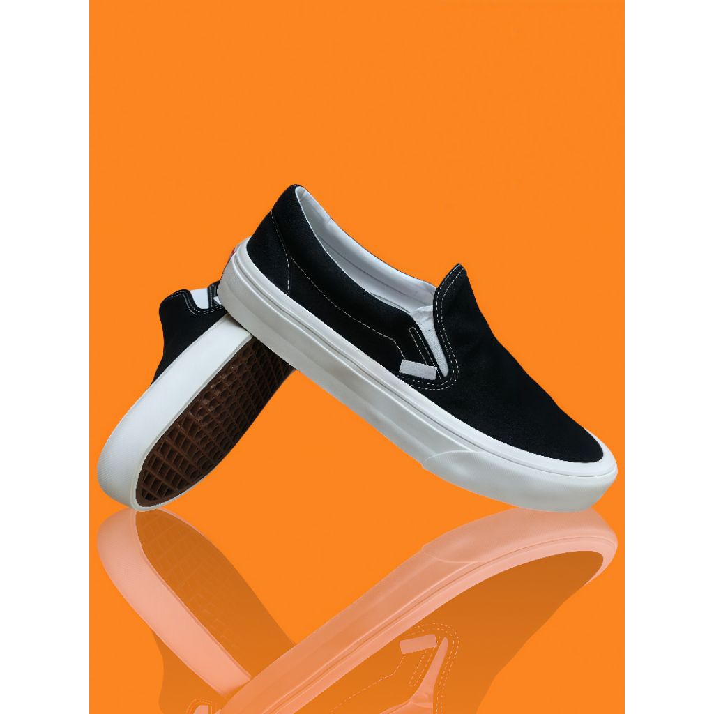 sepatu sneakers Slip on hitam putih pria wanita