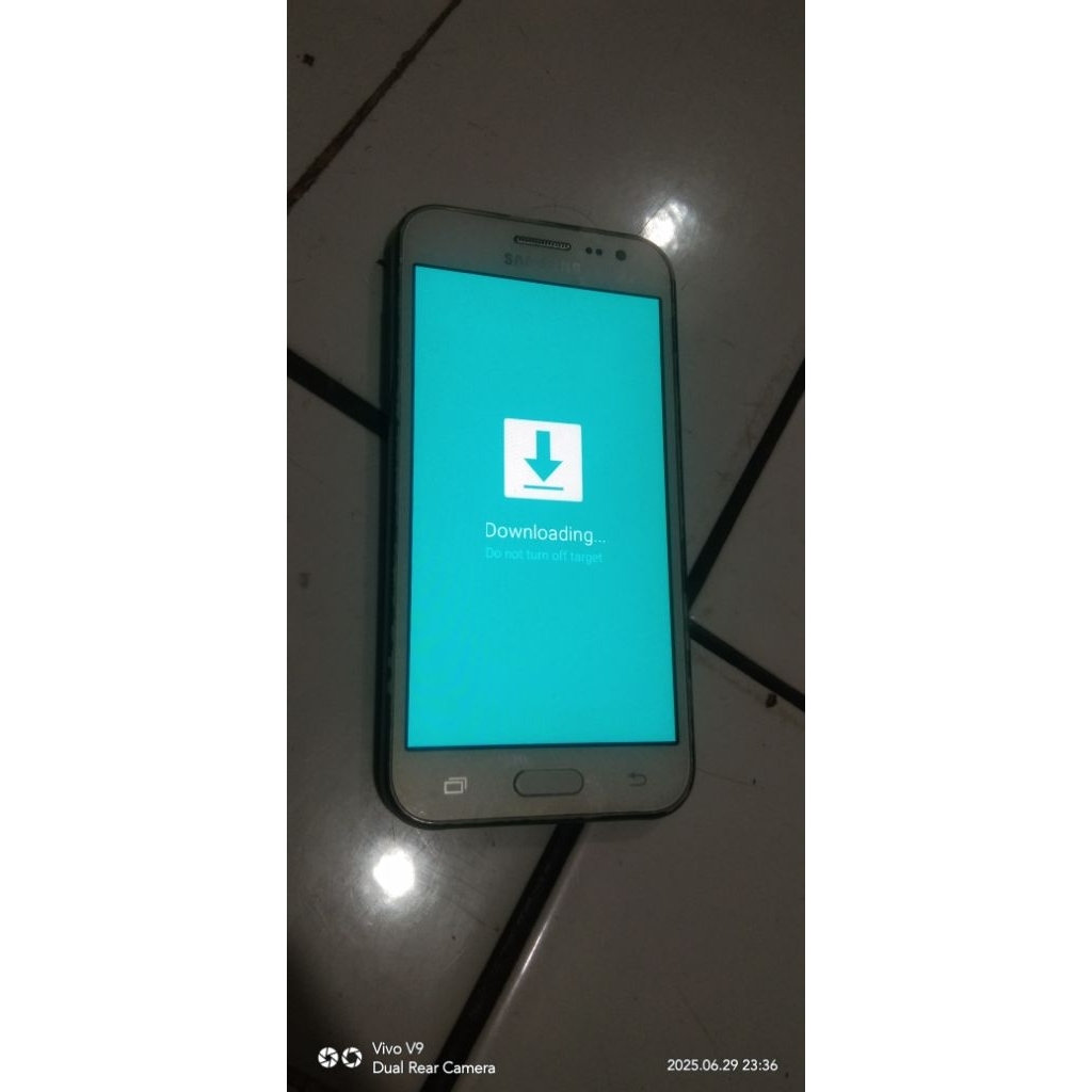 HP MINUS SAMSUNG J2 biasa..  ( mentok logo)