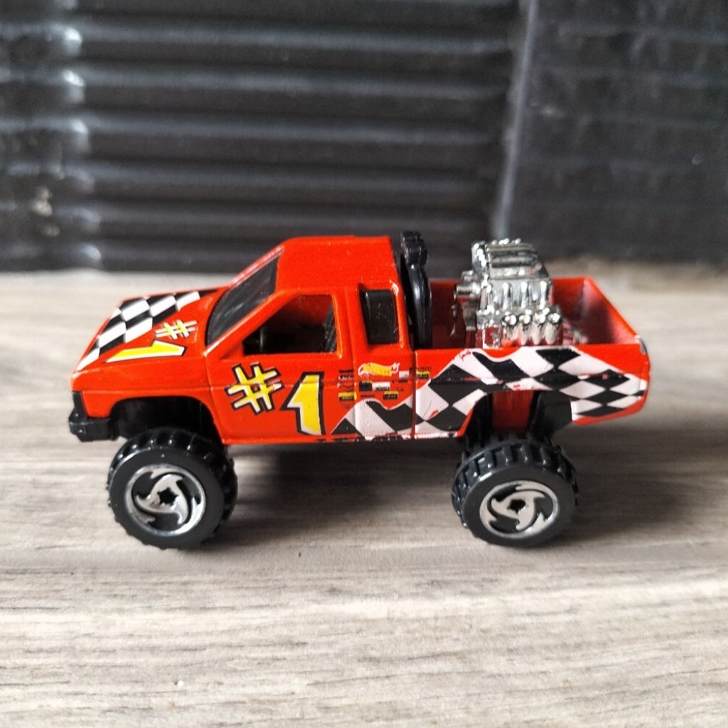 Diecast Hot Wheels Nissan Hardbody Truck