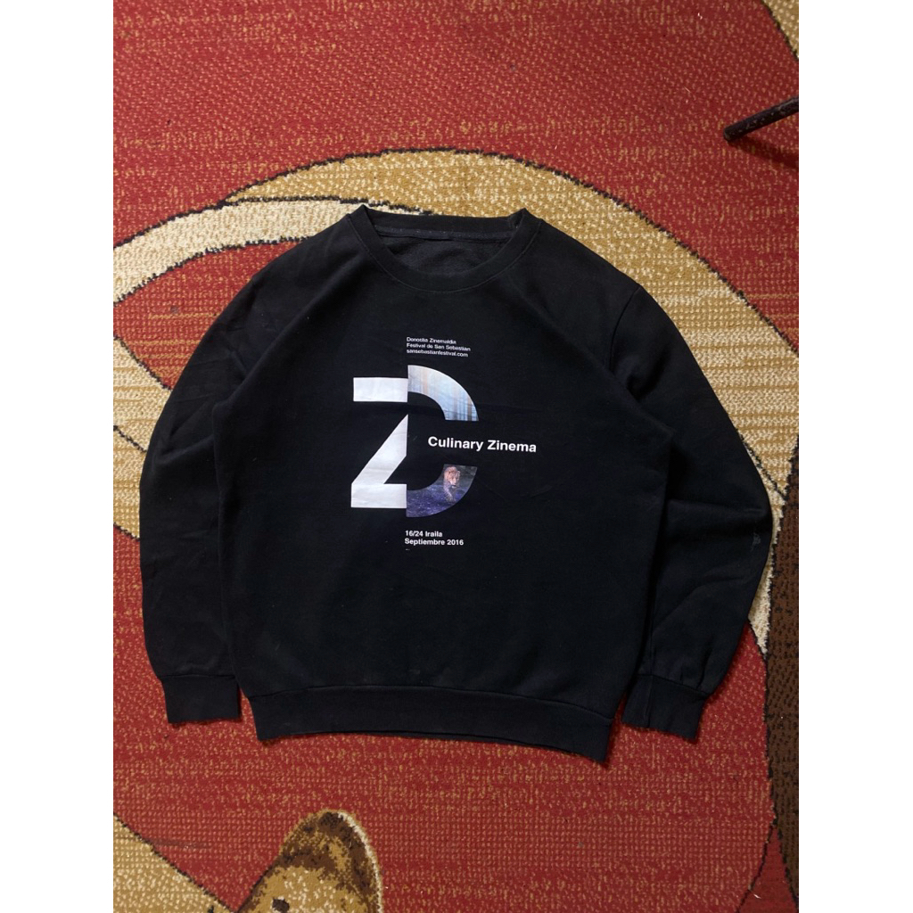Crewneck hitam Motif