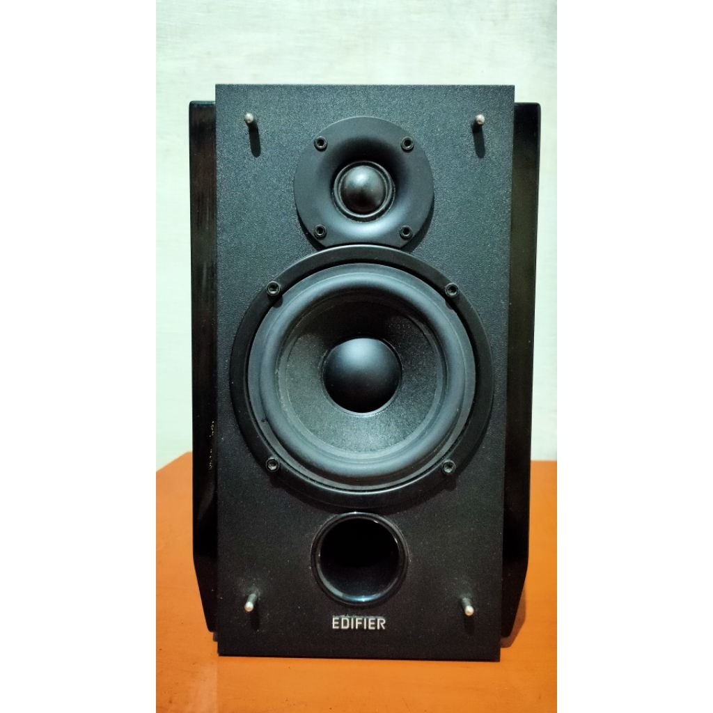 speaker satelite edifier bagian pasifnya saja