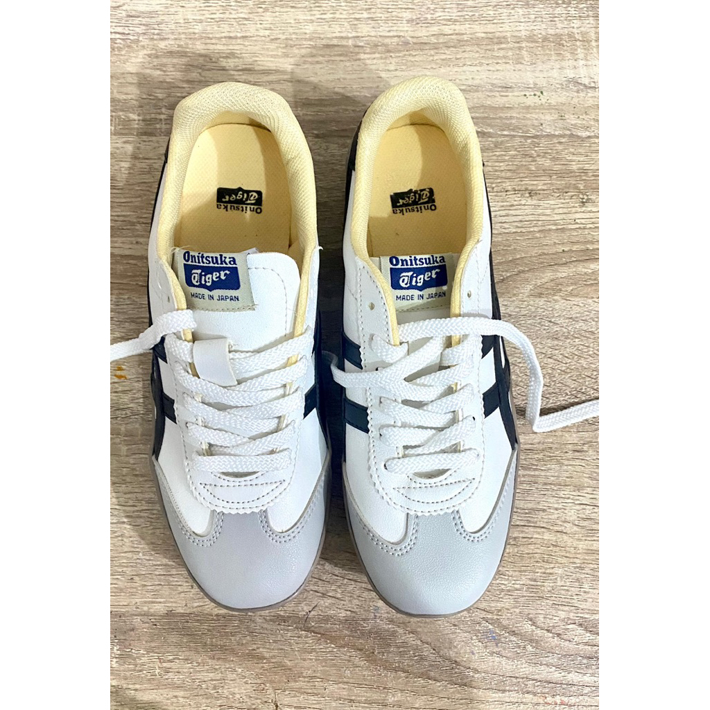 onitsuka tiger hitam