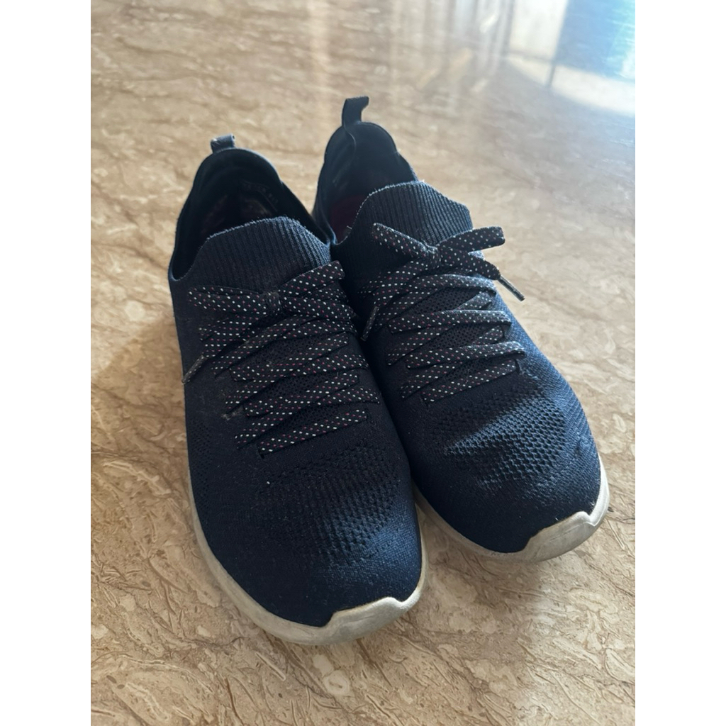 Preloved sepatu skechers wanita