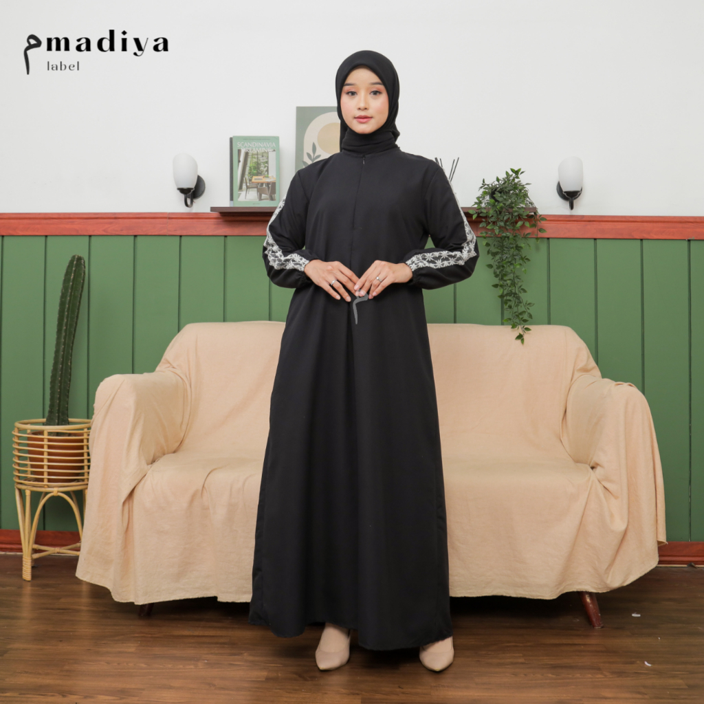 MADIYA - Gamis Muslimah Putih Hitam Umroh dan Haji Katun Premium Alora Stripe
