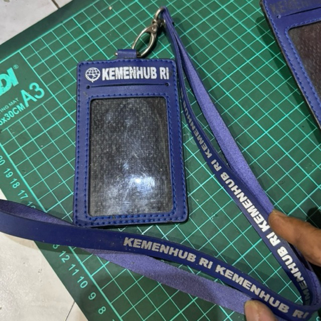 

PROMO TERMURAH!!! Name Tag ID Card Tali Kulit KEMENTERIAN PERHUBUNGAN KEMENHUB 4 Slot Card