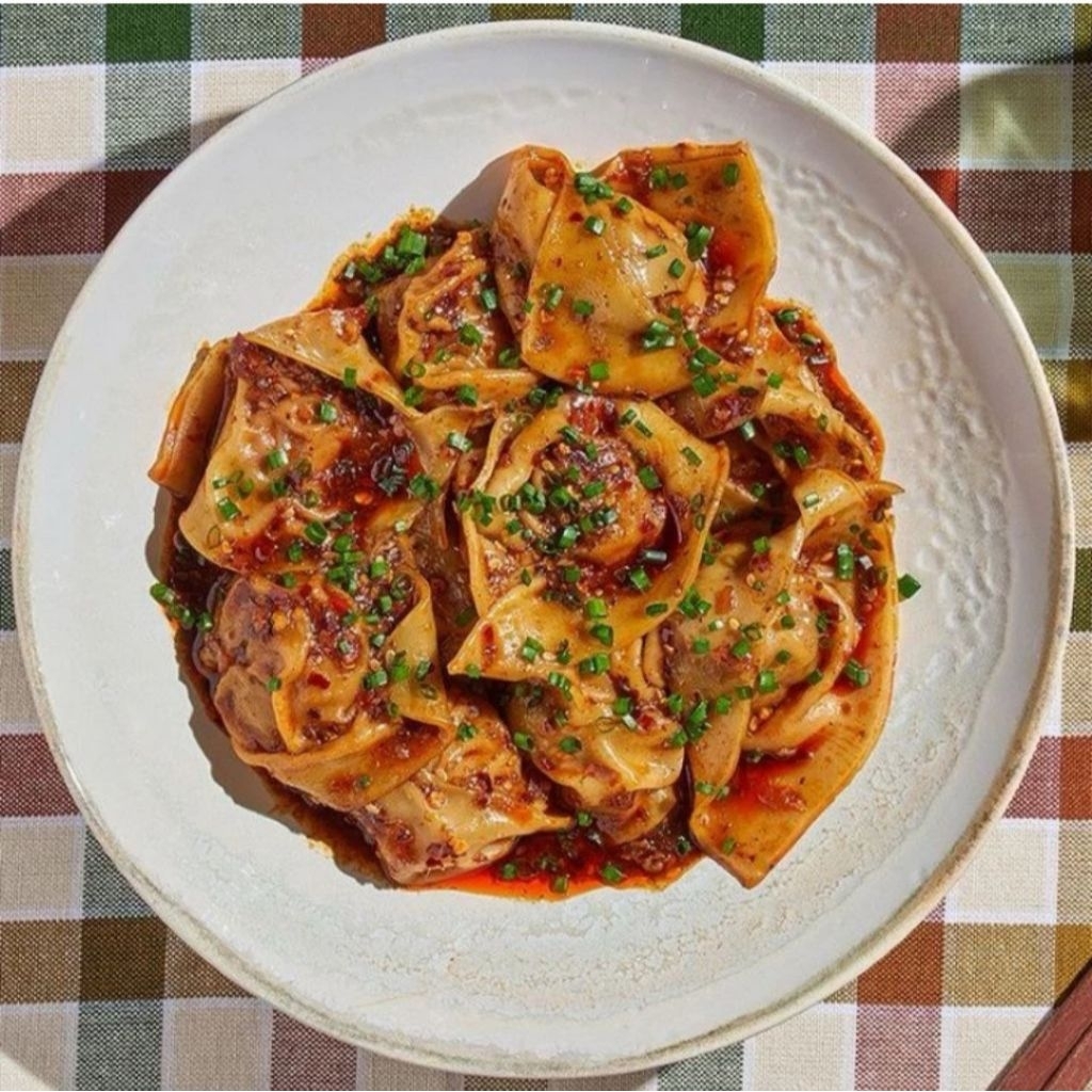 

pangsit ayam gemoy dengan bumbu chili oill yang sangat mantulity