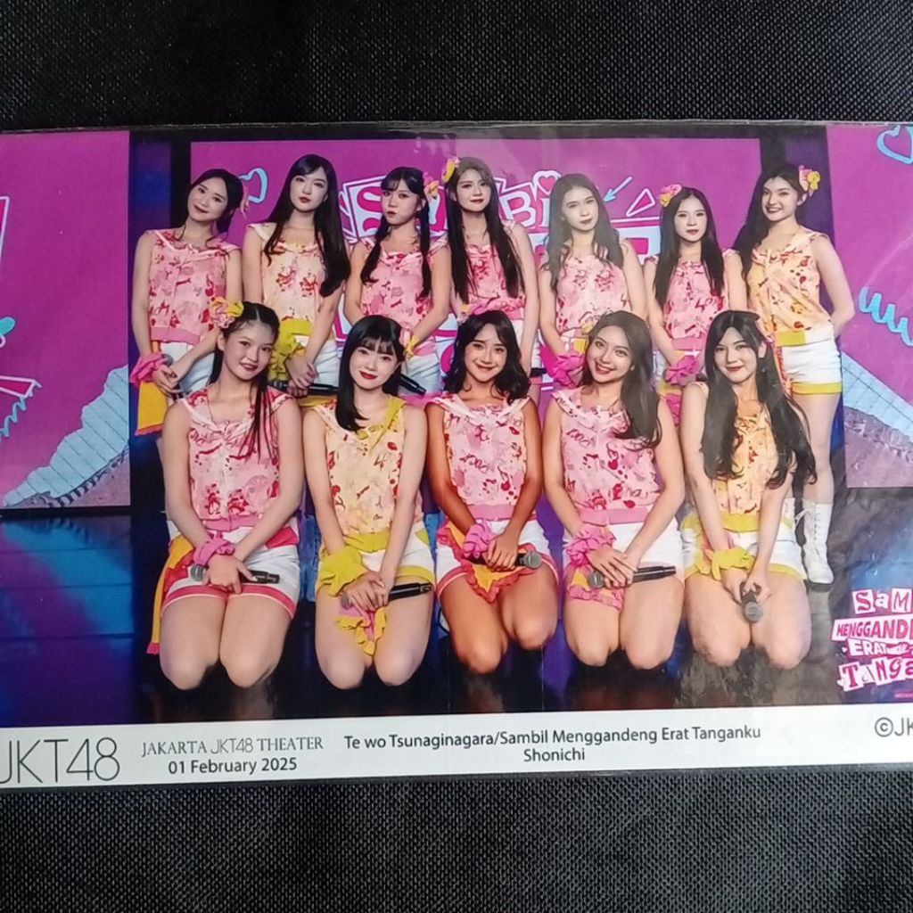 photogrup jkt48 sambil menggandeng erat tanganku