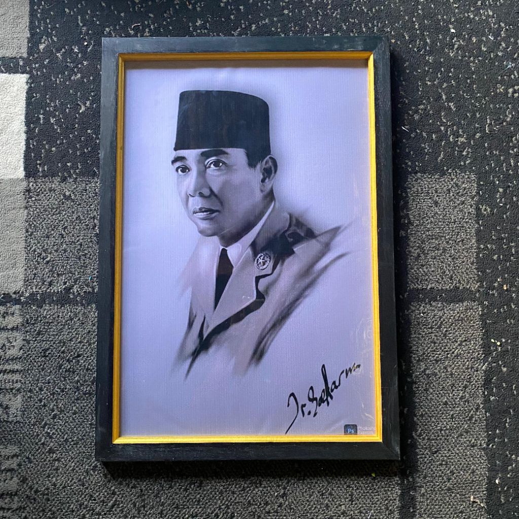 Hiasan dinding poster Ir Soekarno plus Bingkai ukuran 53×35