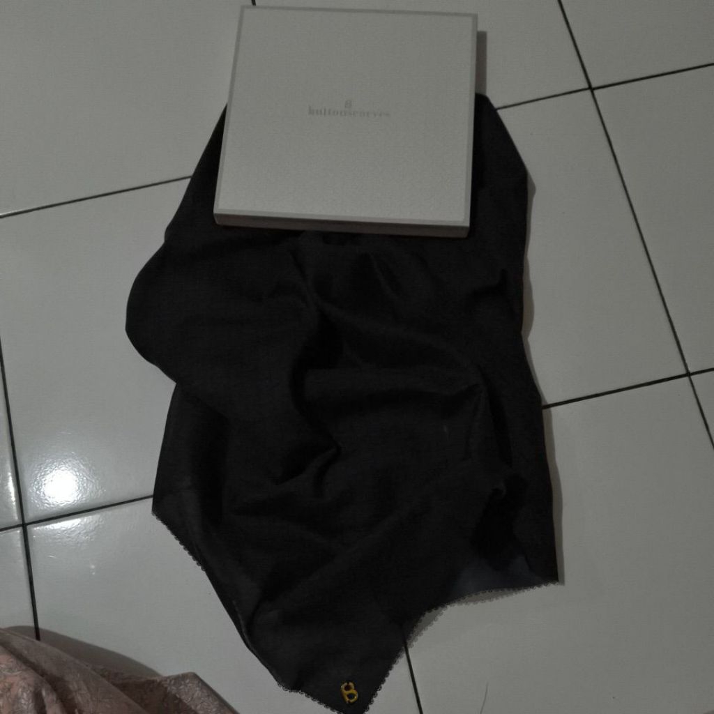 preloved buttonscarves bimu black