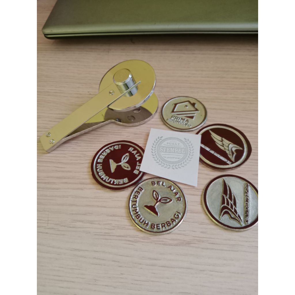 

Capit + Plat Stempel Emboss/Timbul