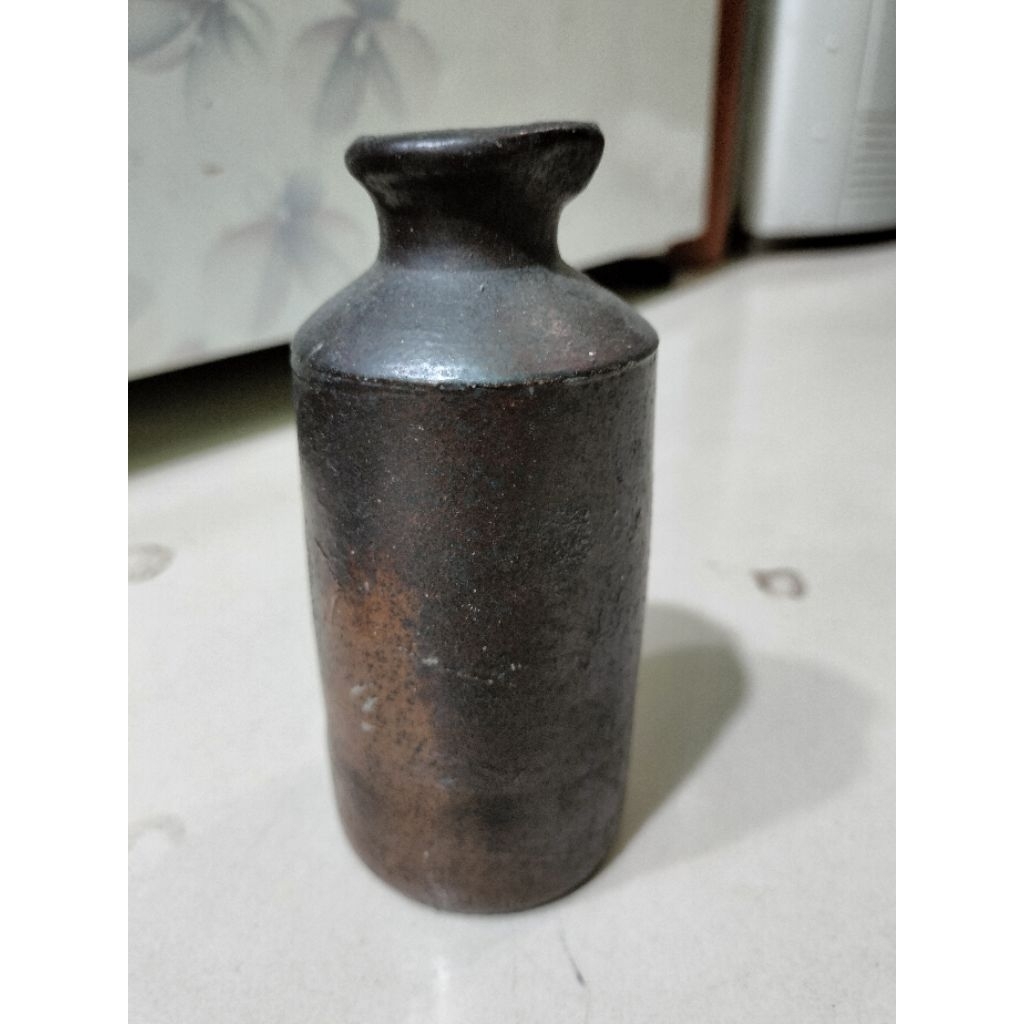 Guci botol tinta kuno keramik VOC temuan sungai Mahakam