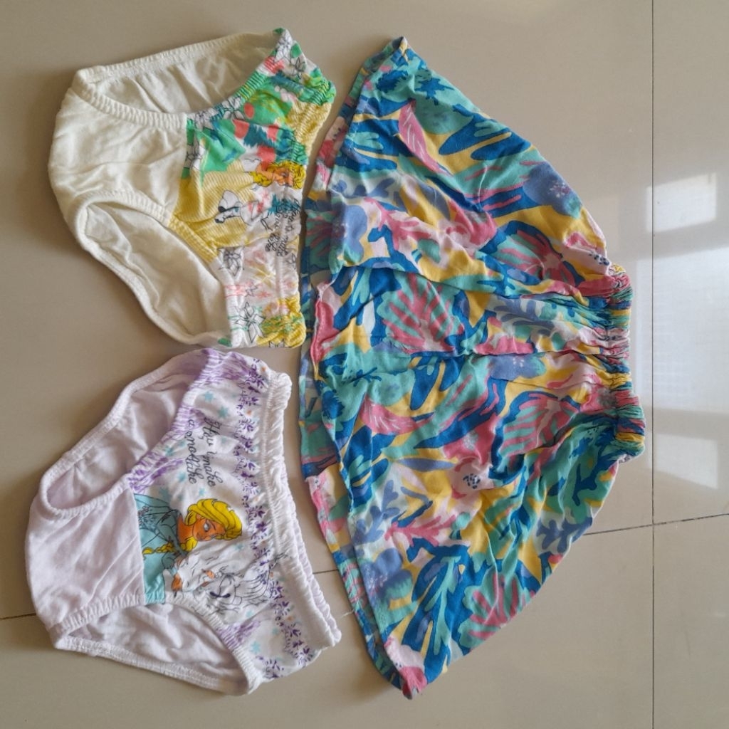 0689. Preloved Rok anak & 2pcs celana dalam anak (baru)