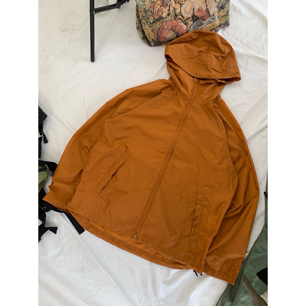 UNIQLO LIGHTWEIGHT POCKETABLAE PACKABLE JACKET OREN/JAKET PARASUT UNIQLO PACKABLE BISA DIJADIKAN TAS