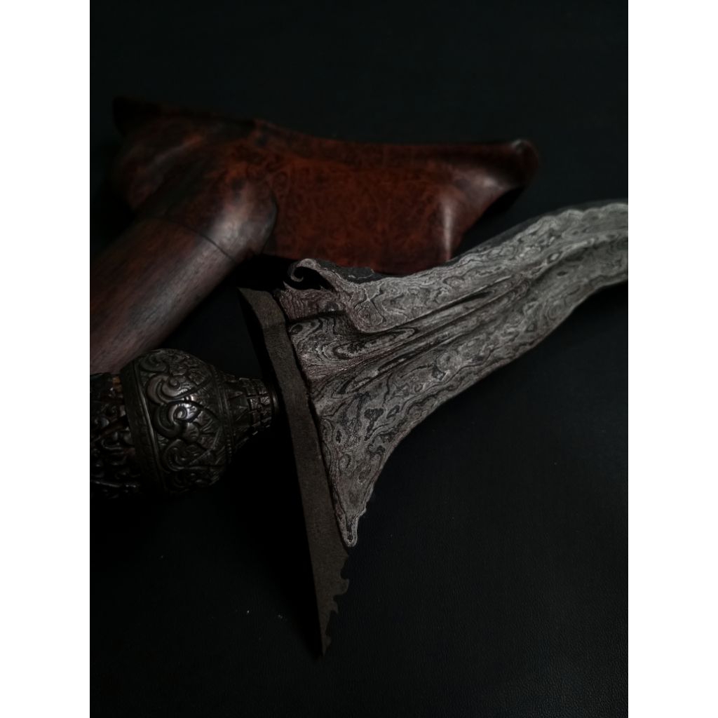 keris sepuh era cirebon luk 11 , warangka set lawasan deder buto bajang mendak selut perak. pamor wo