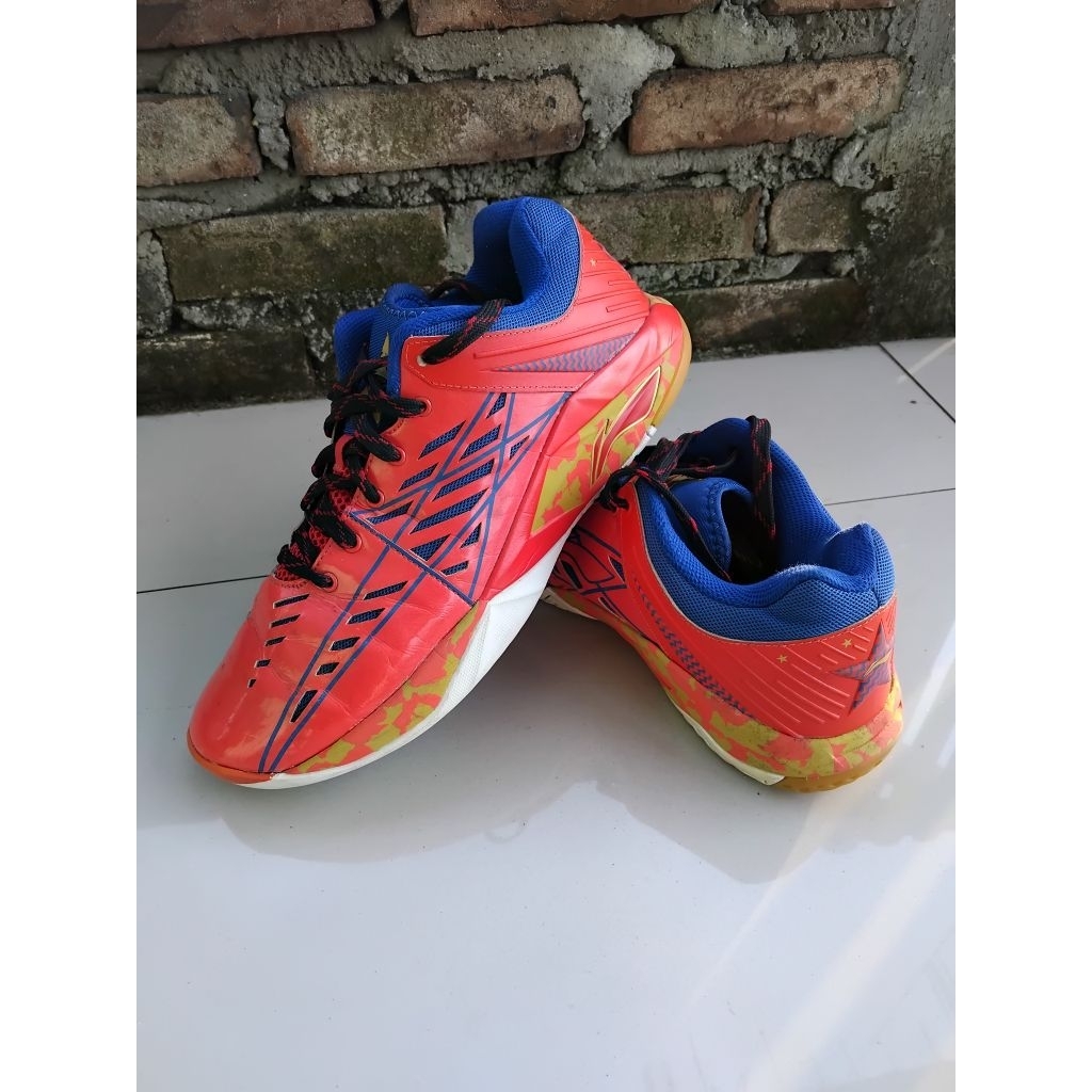 sepatu badminton bekas second