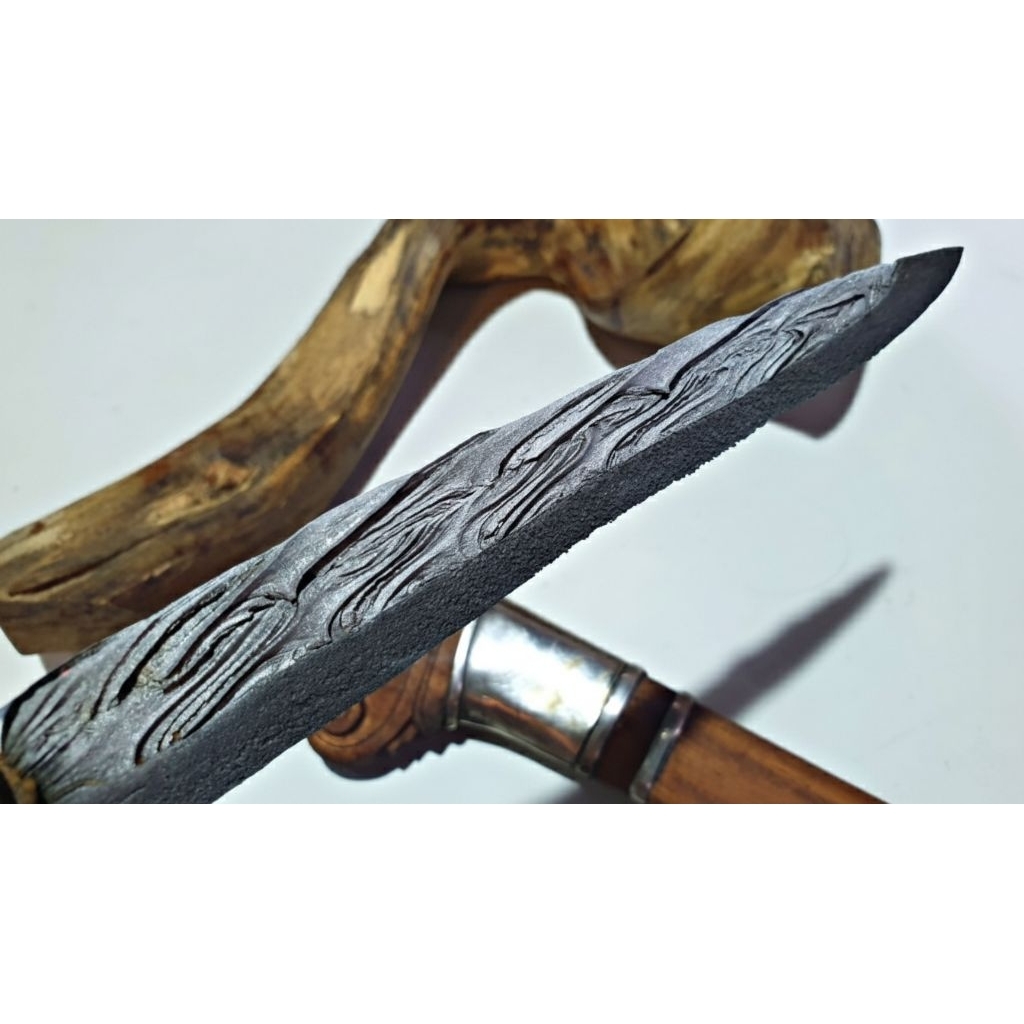 BADIK LUWU PAMOR URAT KURISI