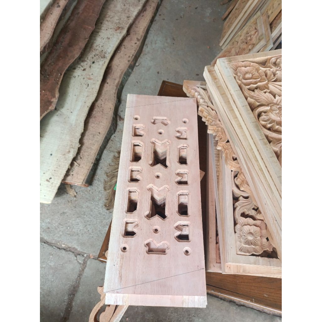 ornamen ukir ukiran kayu Loster minimalis kusen pintu Boven jendela