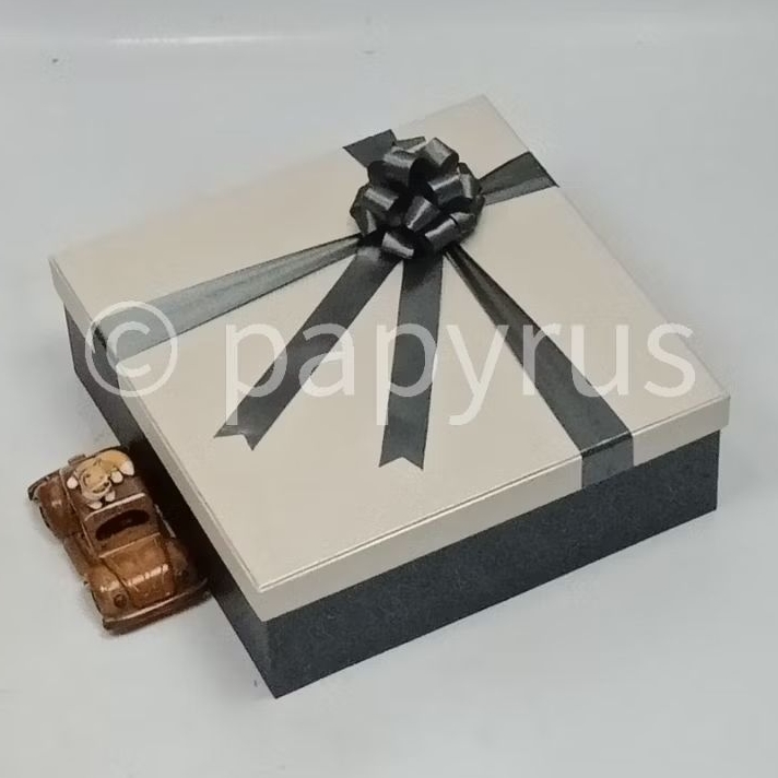 

PAPYRUS Kombinasi 30x30 Tinggi 10cm Kotak Kado Gift Box Hardbox Hampers V3