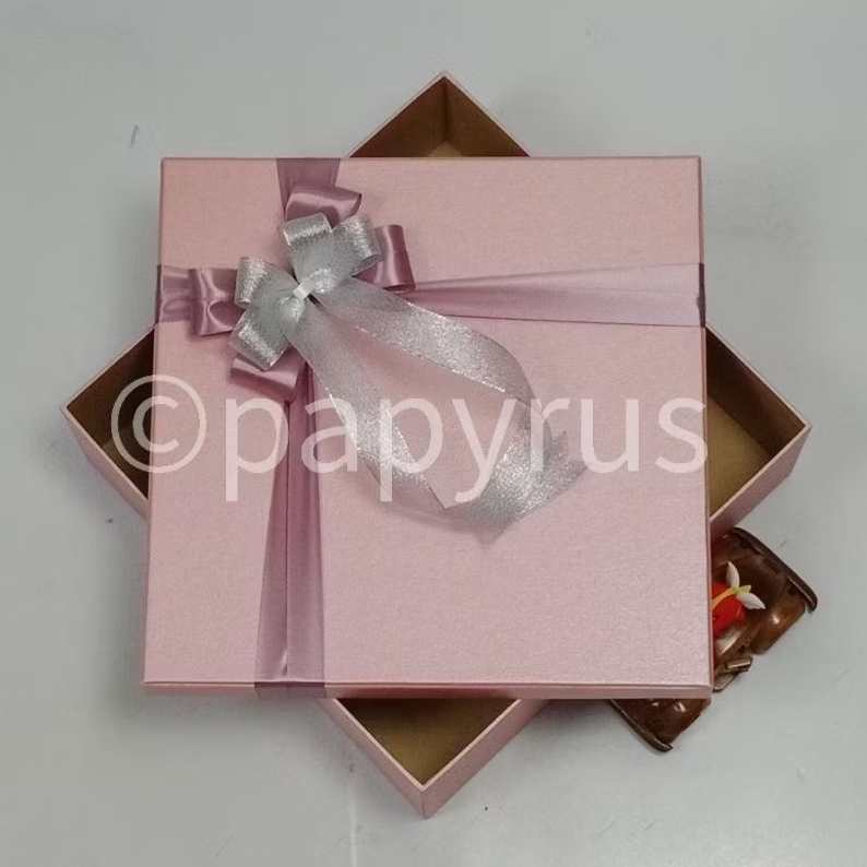 

PAPYRUS 30x30 Tinggi 5cm Kotak Kado Gift Box Hardbox Hampers V1